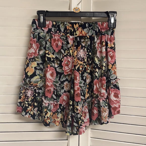 chatoyant Pants - EUC Size L floral ruffle skirt skort black dusty rose chatoyant clean